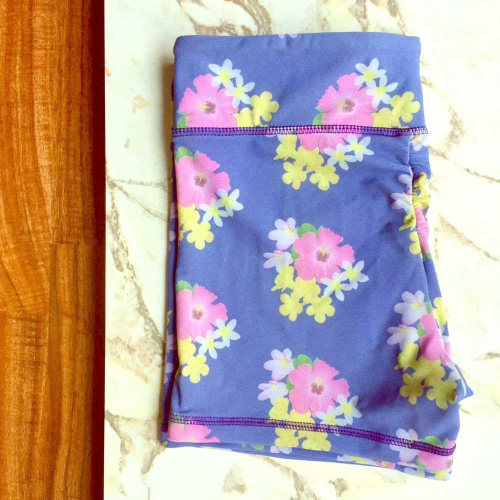 Ava sky floral stretchy yoga shorts size S